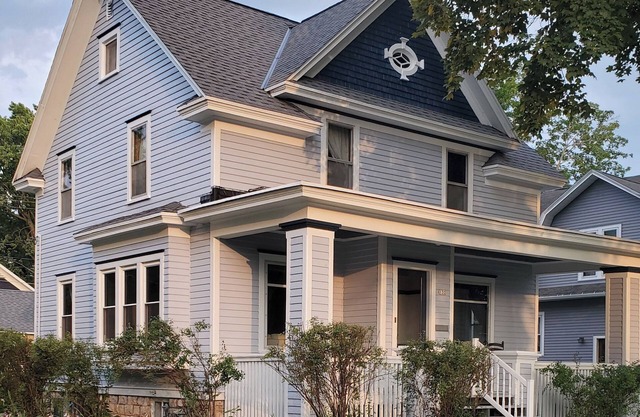 Historic Colonial in downtown De Pere, sleeps 9