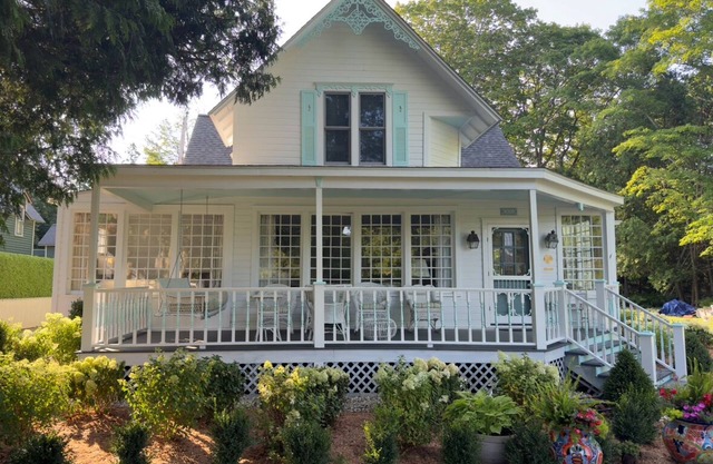 Enchanting cottage on Mackinac Island