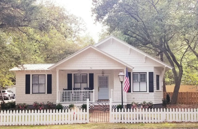 Historic Cottage with Private Pool, Firepit, EV Charging Walk to Village