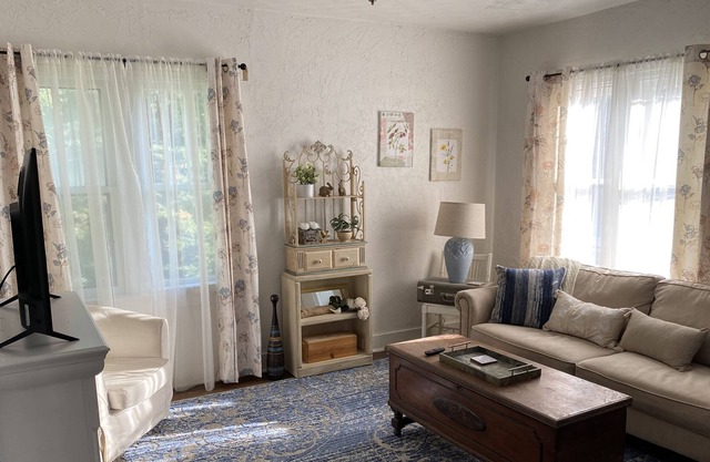 Historic Cottontail Cottage near Downtown
