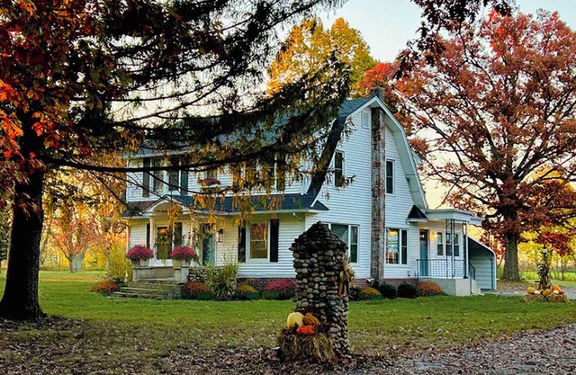Historic Delavan Lake Farmhouse. Walk to Beach/Boat Launch. Mins to Lake Geneva!