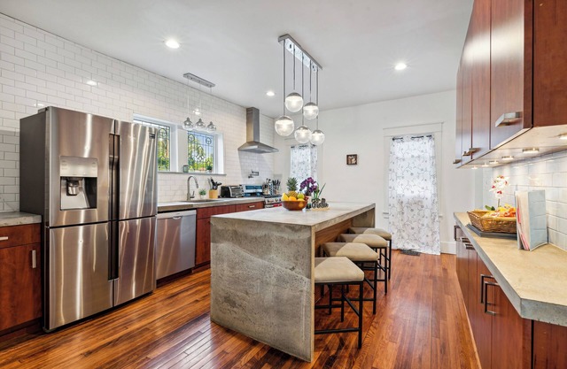 Historic District home w/pool table and arcade