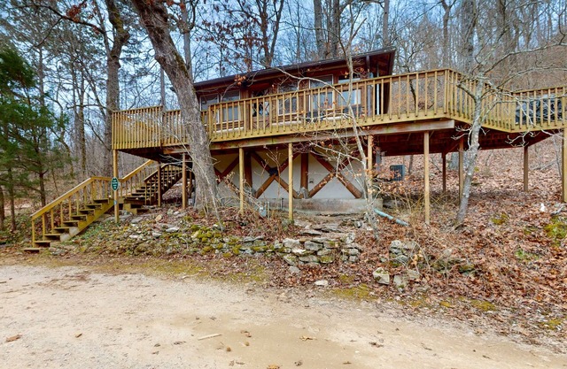Historic dog-friendly cabin overlooking Lake Lucerne with deck & great views