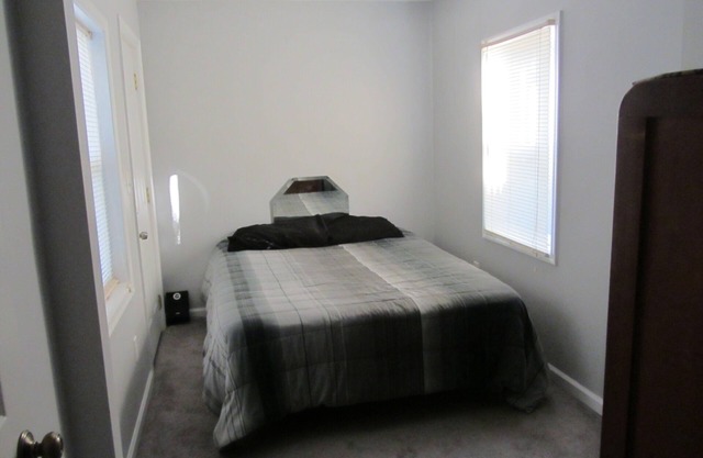 Historic Downtown Fredericksburg, self contained apartment, patio and garden.
