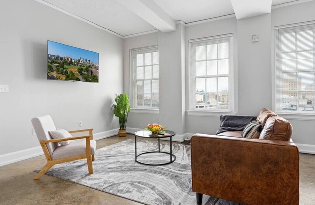 Historic Downtown Apt | King bd | Free Parking