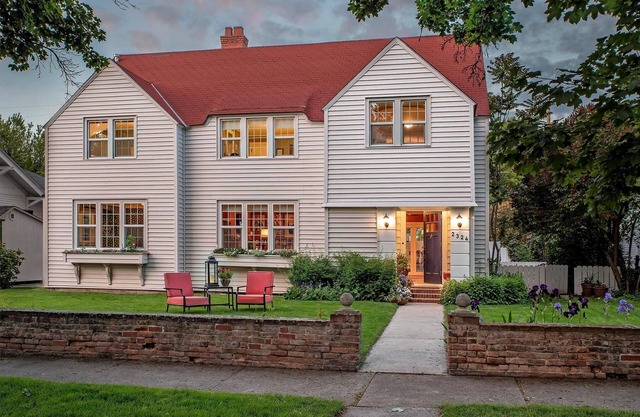 Historic Downtown Baker City Home with firepit, walk everywhere!.