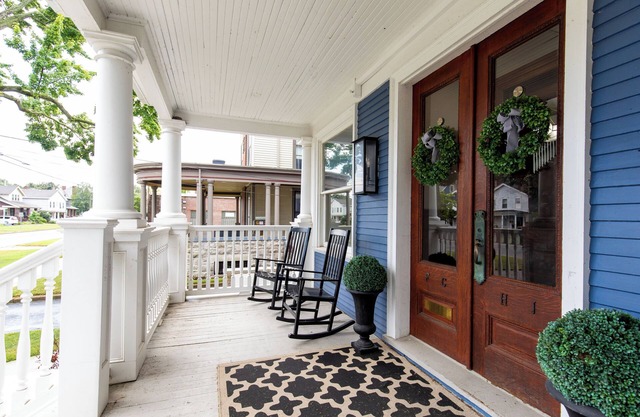 Luxurious Downtown Retreat Sleeps 6!