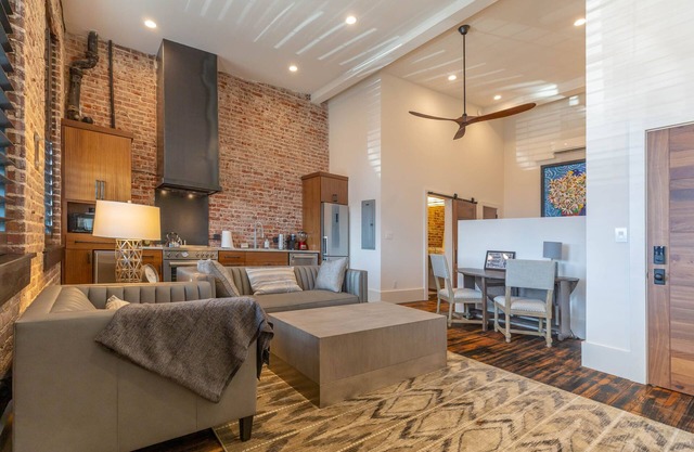 Loft moderne rénové à Dowtown Morganton avec charme original des années 1900!