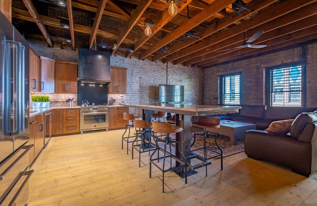 Loft moderne rénové à Dowtown Morganton avec charme original des années 1900!