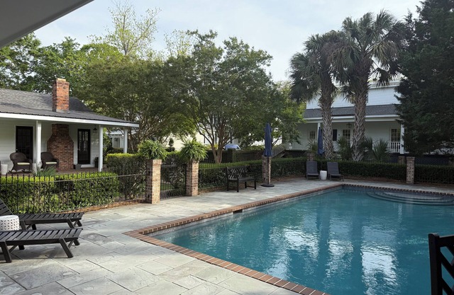 Historic Downtown, pool side guest cottage on beautiful 1882 property!