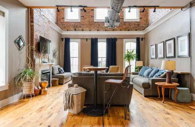 Loft historique du centre-ville | 9 + lits | À 10 min de Louisville Expo et Churchill