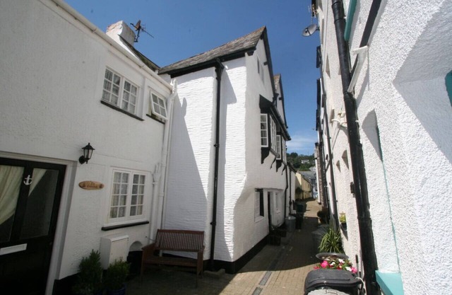 Historic Elizabethan house very close to the beach