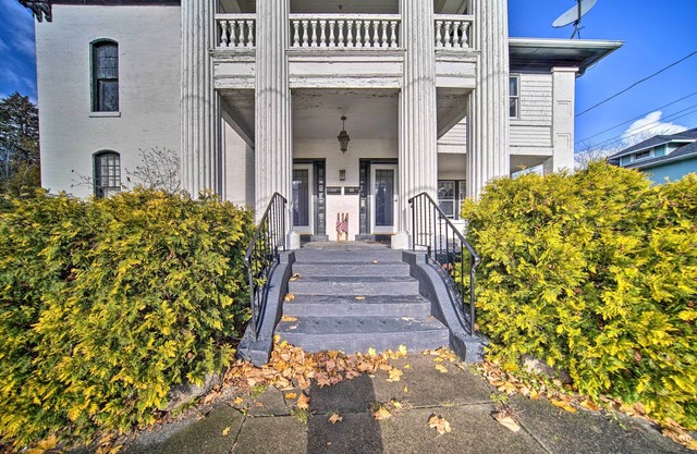 Historic Family Home 2 Mi to Lake Erie & Zoo!