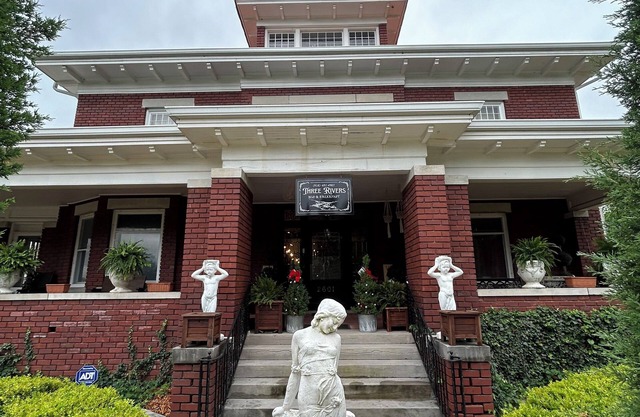 Delightful B&B with 5 bedrooms and WiFi, AC in Muskogee
