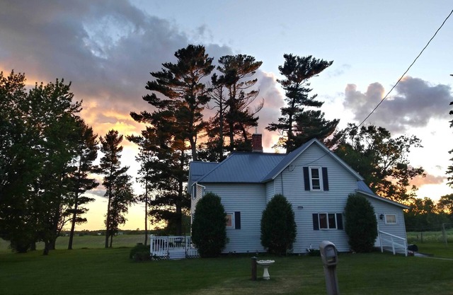 NOUVEAU! Peaceful Farmhouse Retreat - Pets Welcome!