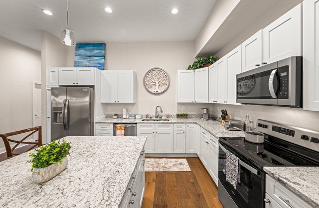 Historic Freshly Renovated 8-Bedroom Townhome - Downtown Loudon