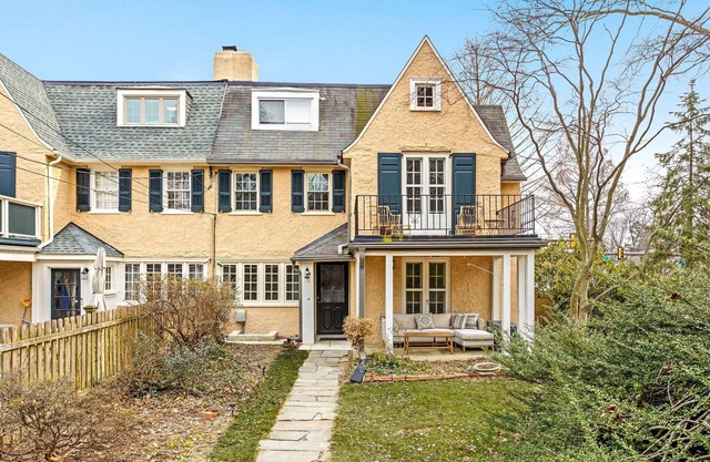 Historic Haimish House of Chestnut Hill w/ Free Parking!