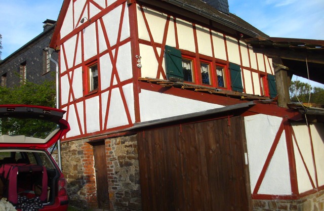 maison historique à colombages à l'orée d'une forêt dans un endroit isolé