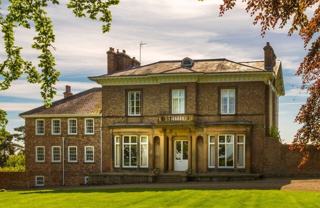 Brook Hall à Wighill, Yorkshire, est un grand manoir familial construit en 1835.