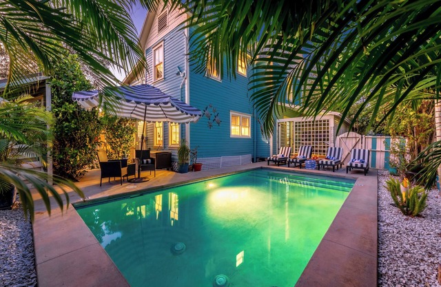 Spacious Home w/ Heat Pool, Outdoor Bar & Fire Pit