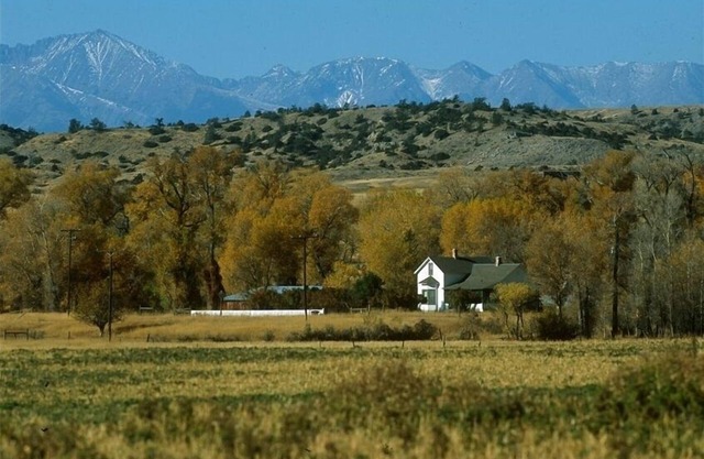 Accueil historique sur 800 Acre Ranch sur les banques de la rivière Yellowstone
