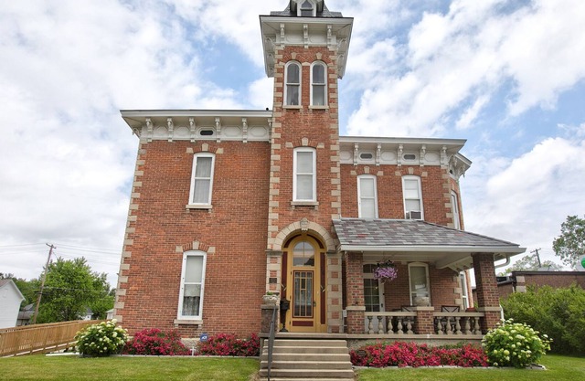 Beautiful Historic 1883 Italianate Located On The Historic National Road.