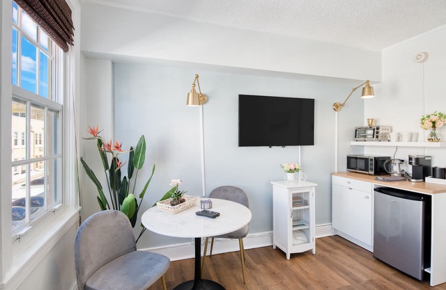 Historic hotel studio 2 blocks from beach with on-site pool and veranda