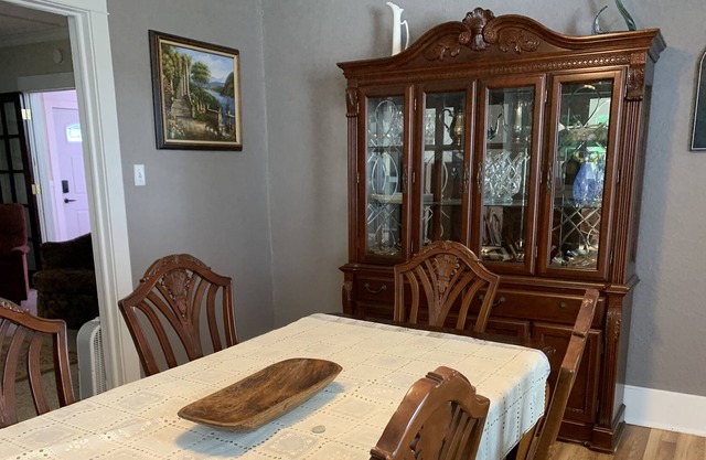 1 bedroom on a Historic Cadillac house