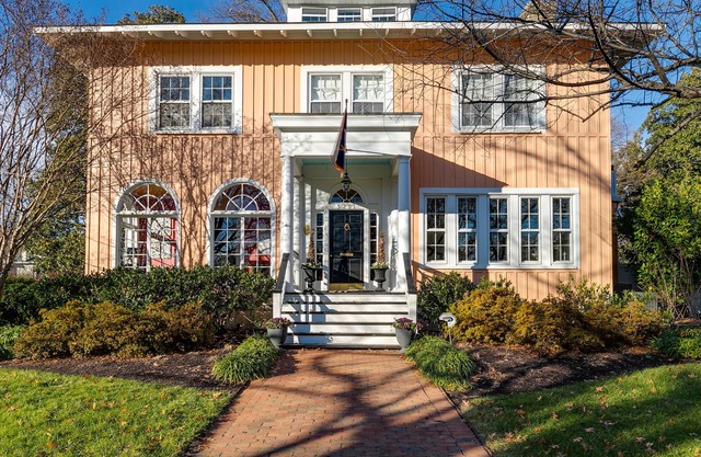 Historic Italianate Villa and Gardens in Northside/Ginter Park - Pet Friendly
