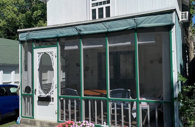 Historic Lakeside cottage close to downtown.