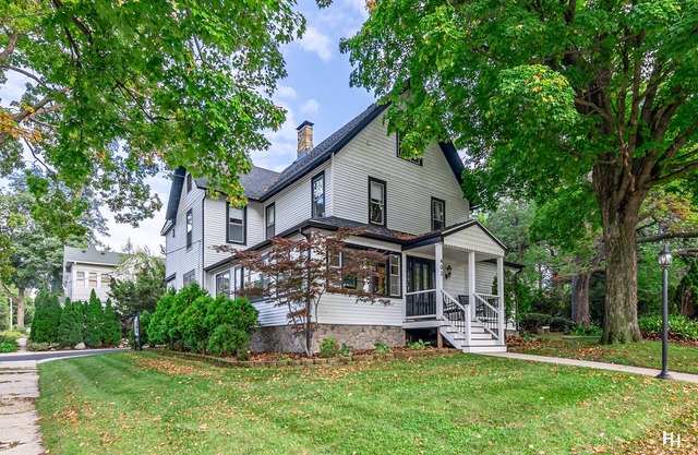 Historic Lake Geneva 🏡. Walk 2 Everything! IN THE HEART OF DOWNTOWN!!