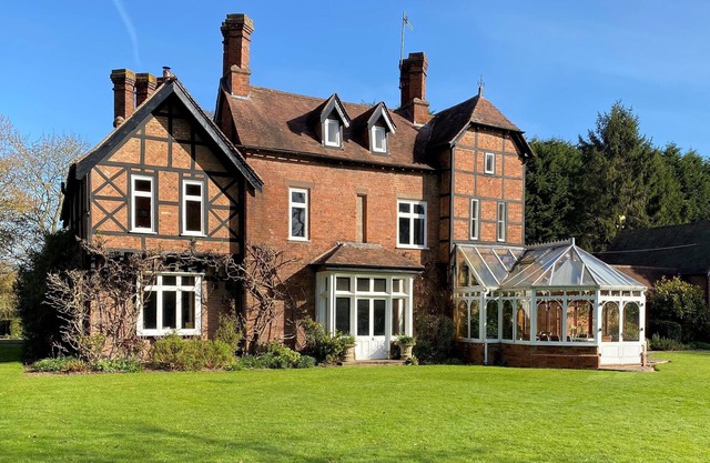 Maison de campagne historique située dans de beaux jardins spacieux.