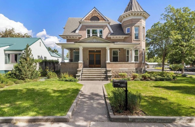 Historic Livingston Castle: Victorian Retreat with Modern Comforts