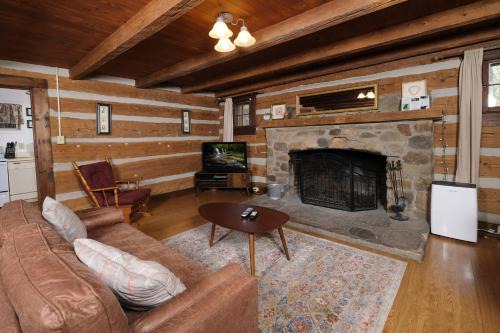 Historic log cabin in the heart of Gatlinburg! Hot tub and pet friendly!