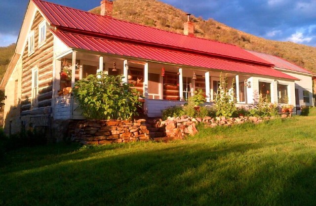 Log Log House historique rejoignant des milliers d'acres de terres publiques