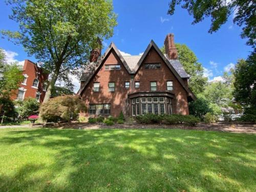 Historic Mansion for Large Groups Minutes to Cleveland Destinations