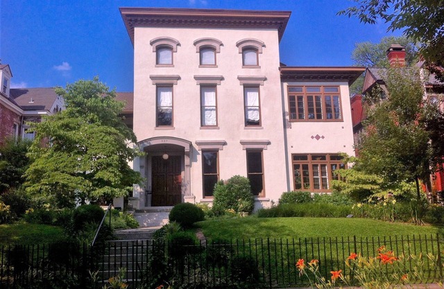 Historic Mansion All Modern Amenities, Huge deck,Fire Pit, Hot Tub, Walk to Dine