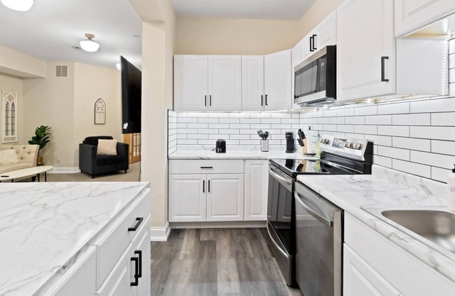 Historic Mansion Apt 2 in Downtown w/Free Parking