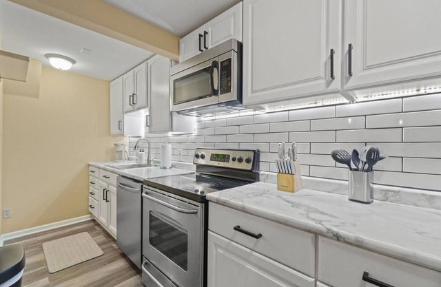 Historic Mansion Apt 3 in Downtown w/Free Parking
