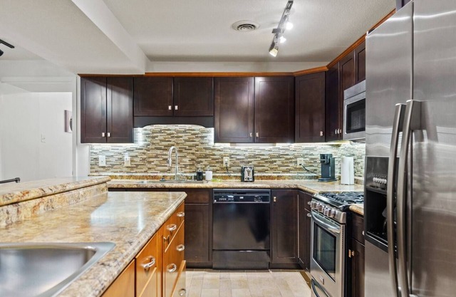 Historic Mansion Apt 4 w/Ping-Pong & Free Parking