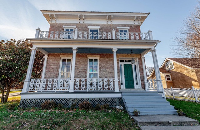 The Elgin-Cottrell River Mansion, Waterfront Property with River access