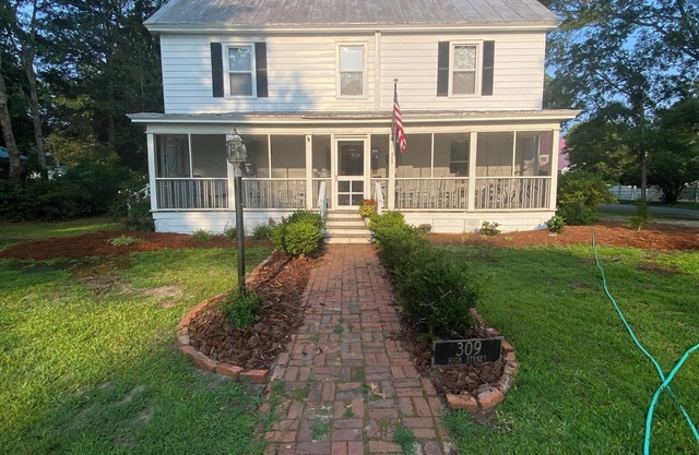Historique Methodist Parsonage .... Avec un Front Porch complet des Rockers et histoires!