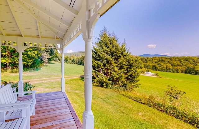 Historic, lovingly updated farmhouse with firepit, gorgeous views, and WiFi