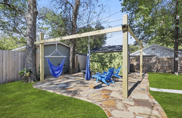 Historic newly renovated luxury home 2bd/2bath with 3 outdoor areas to relax