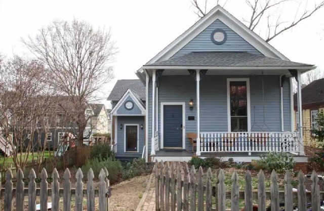 Historic Oakwood Old Schoolhouse, walk downtown!