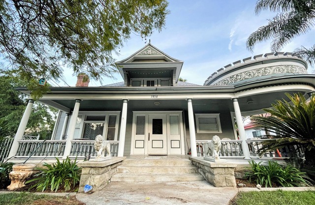 Historic Off-Campus Housing in Downtown Riverside 市中心历史悠久的宿舍