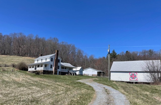 Historic Old Farmhouse and Angus Cattle. Family and Pet Friendly!