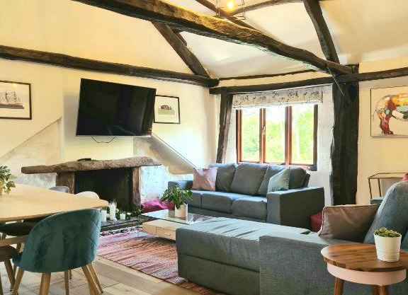 Historic Property with Stunning Views (Walk to the pub)