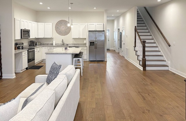 Historic Renovated 4-BD Townhome - Scenic Side