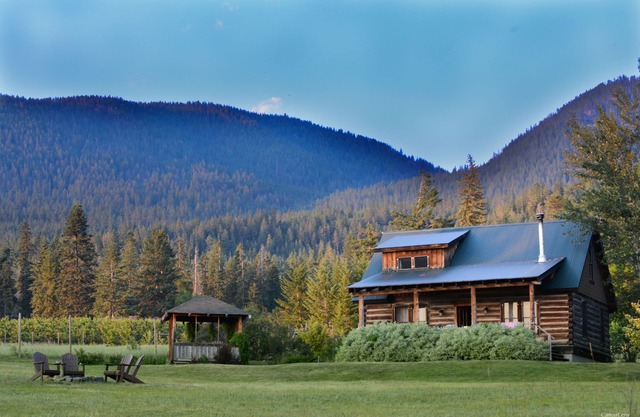 Log Lodge historique restauré de 1200 pieds carrés surplombant Flathead La